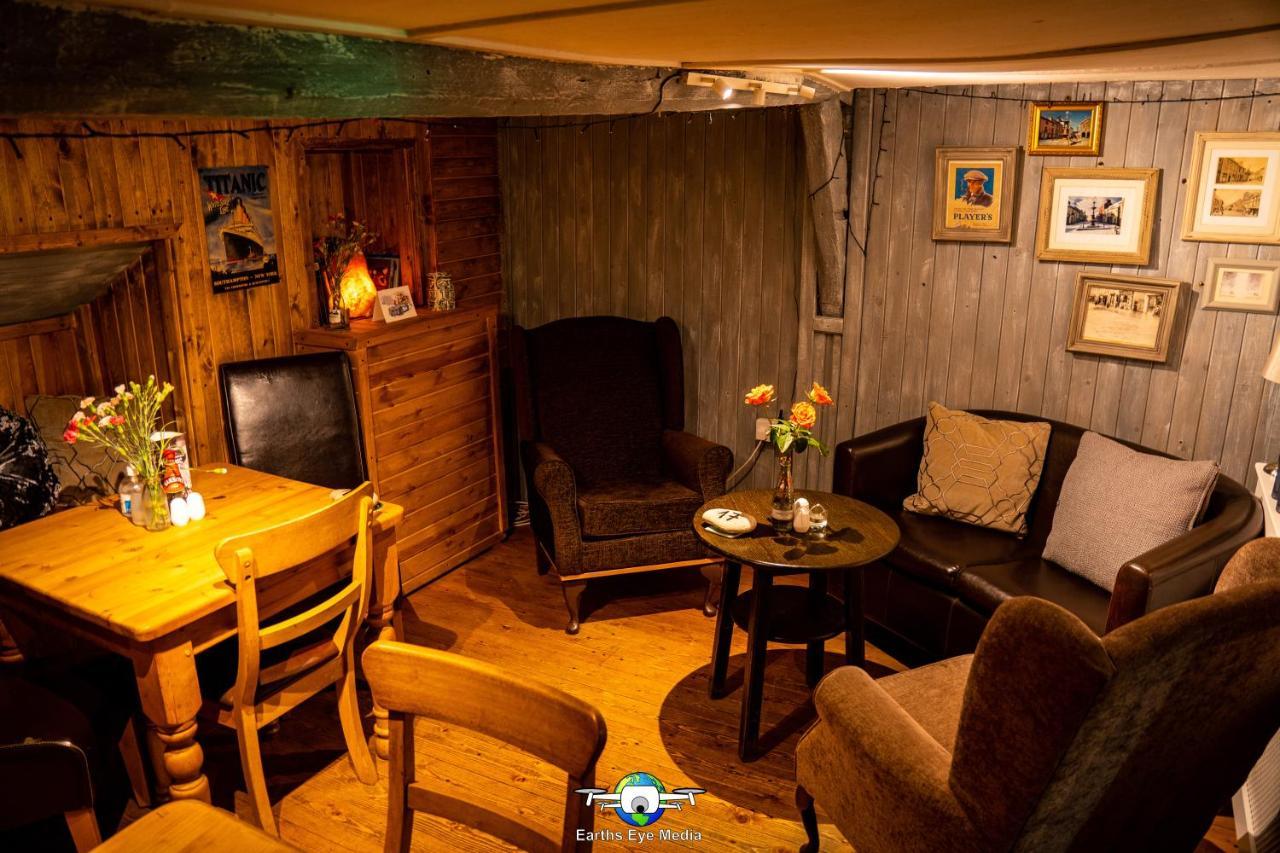 The Bear Inn Лландовери Экстерьер фото